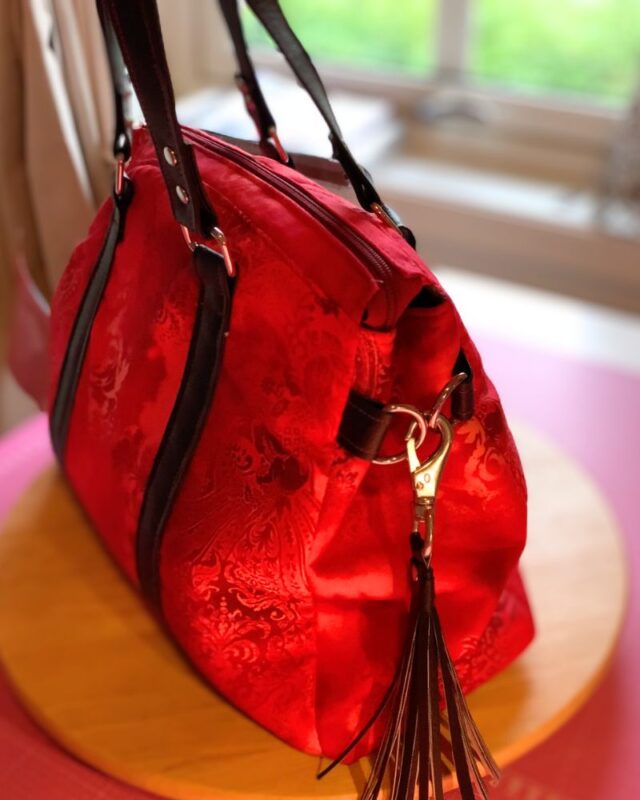 rød veske som blir vist fre