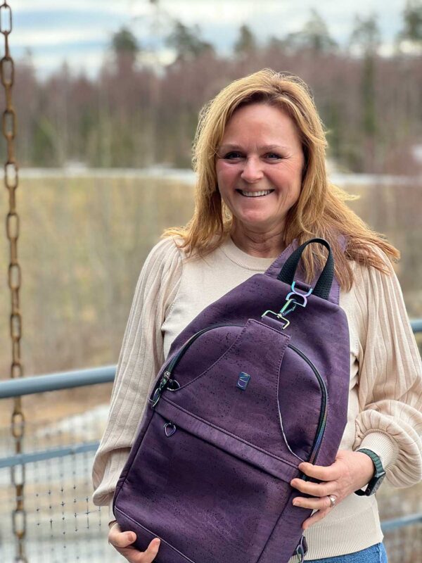 Kjersti holder en retro back sling i lilla kork